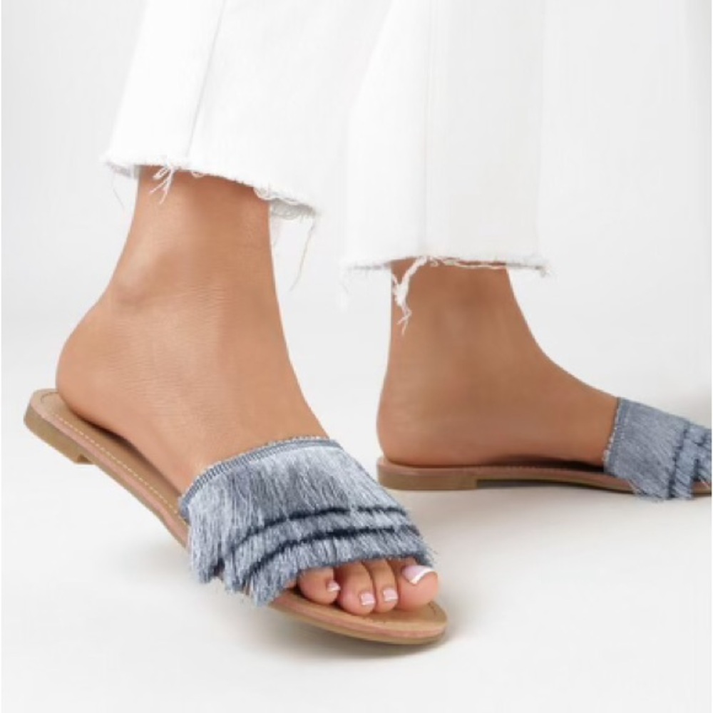 • sandal •